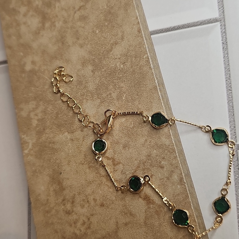 Elegant Gold and Green Bracelet - Picture 3 of 3
